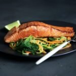 Salmone alla griglia con salsa al limone