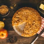 Torta di Mele Rustica con Streusel di Cannella su tavolo in legno