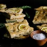 Tranci di focaccia aromatizzata al limone e rosmarino
